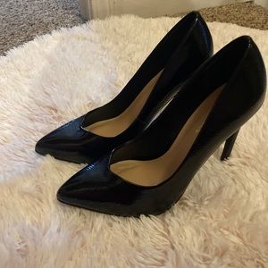 Black shiny pumps